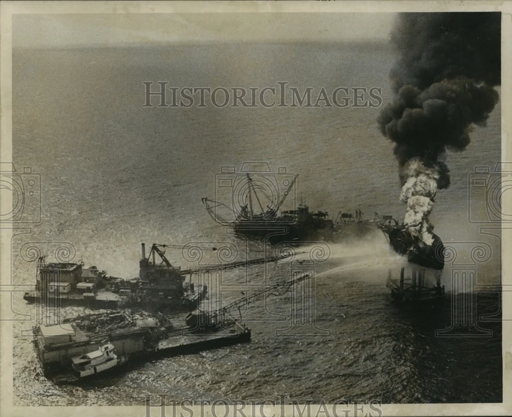 1971 Press Photo Fire on Amoco drilling platform hosed by fire boat tugs