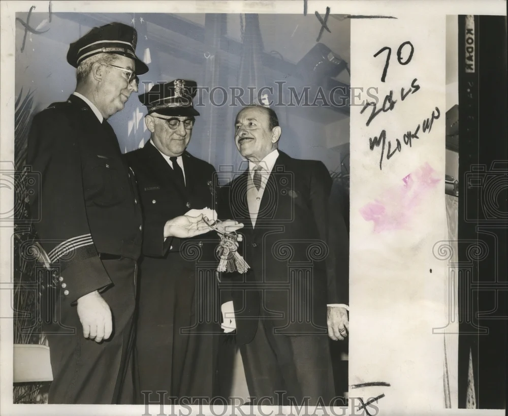 1966 Press Photo Mayor Victor Schiro Presents Keys to Captains Arnodl & Theard