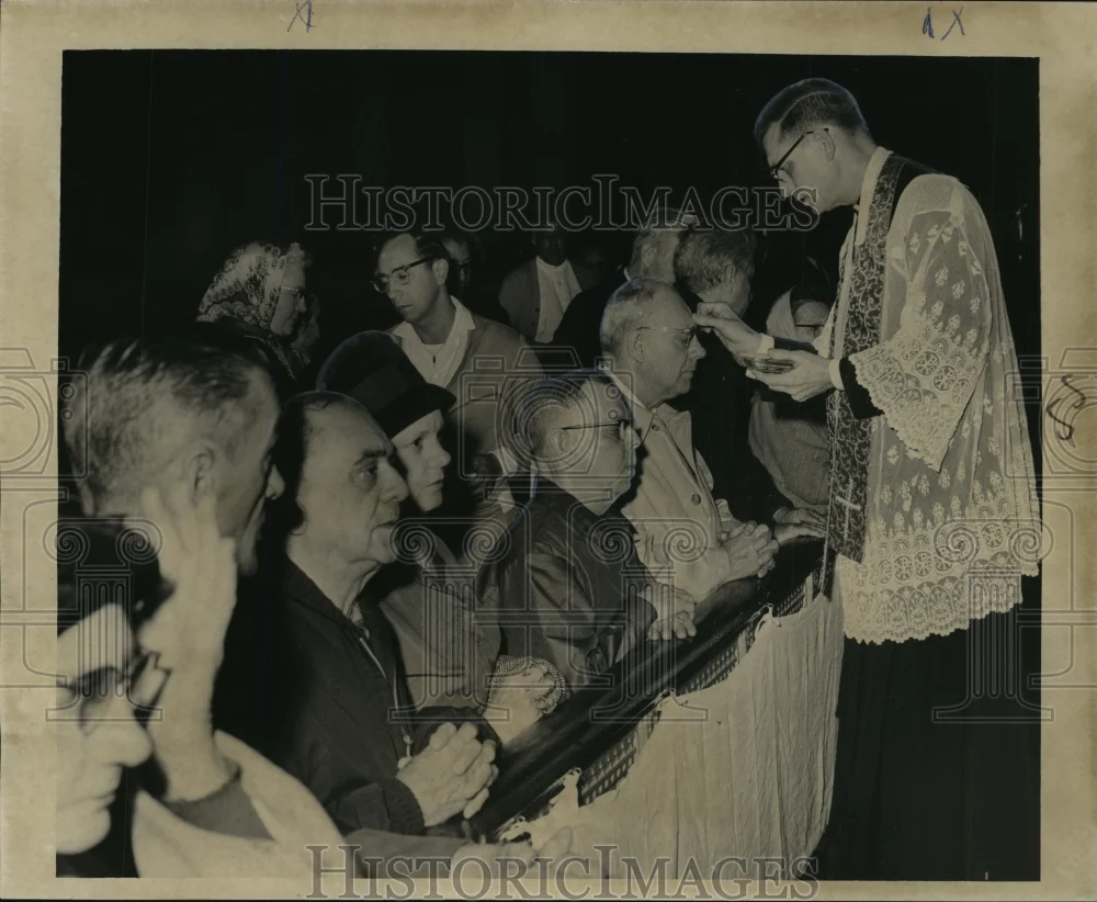1965 Press Photo Reverend and Congregants, Ash Wednesday Services - noa19175