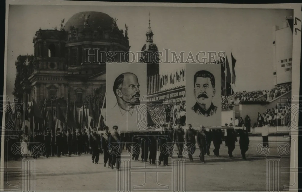 1952 Press Photo East Berlin communists march in Marx-Engels Squre - noa36518