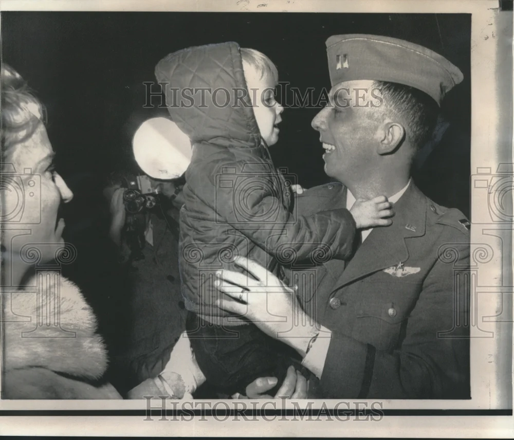 1968 Press Photo Air Force Captain John David Black in San Antonio with Family