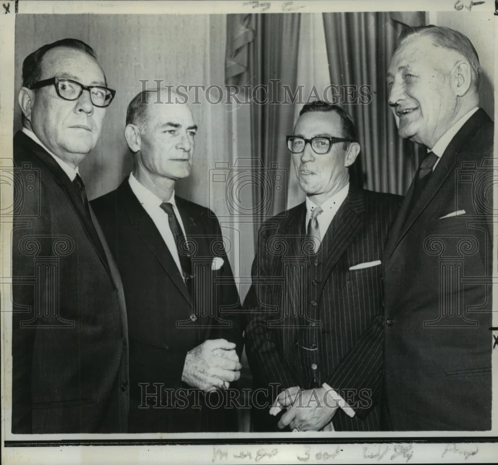1967 Press Photo Presidents of two railroads chat with Governors after agreement