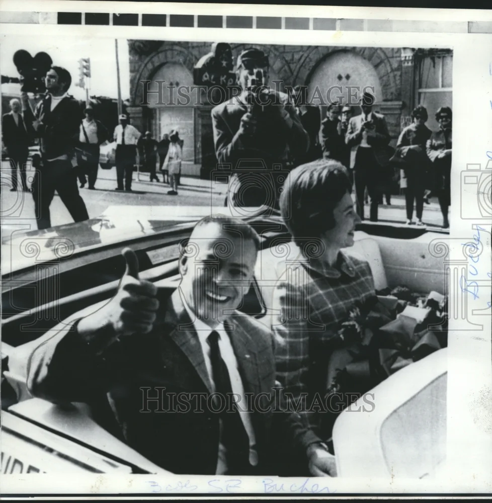 1969 Press Photo Lloyd Bucher, thumbs up, and wife in Pueblo, Colorado parade