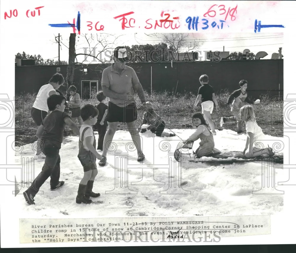 1985 Press Photo Children play in manmade snow-Cambridge Corner Shopping Center