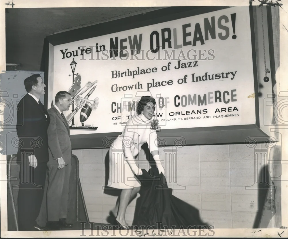 1963 Press Photo Mrs. James Coleman and others unveil welcoming sign