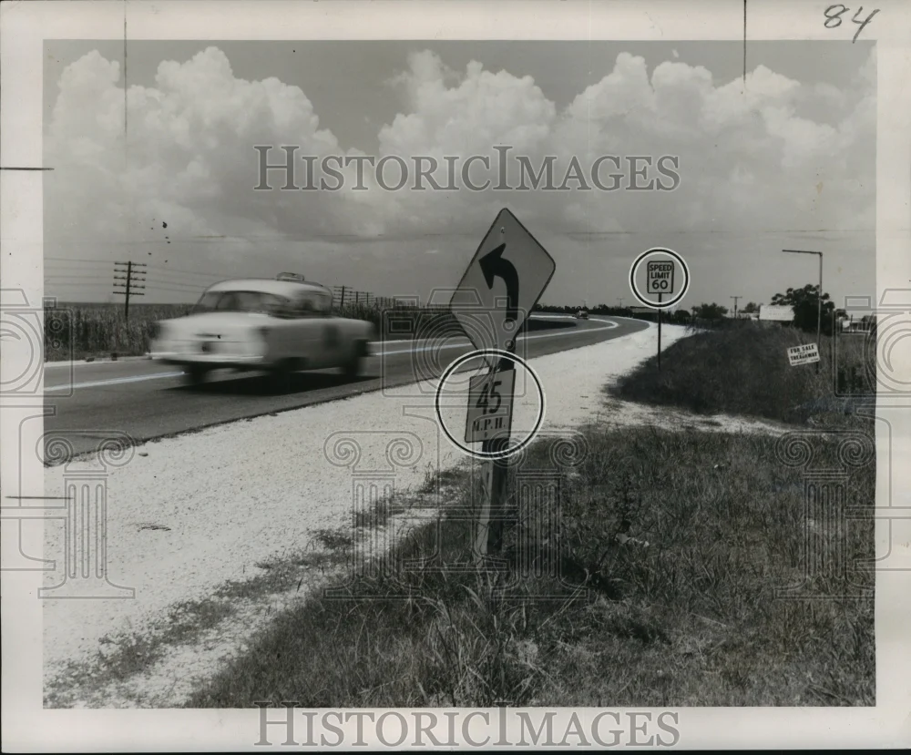 1955 Press Photo Inconsistent road signs along Chef Highway - noa60484