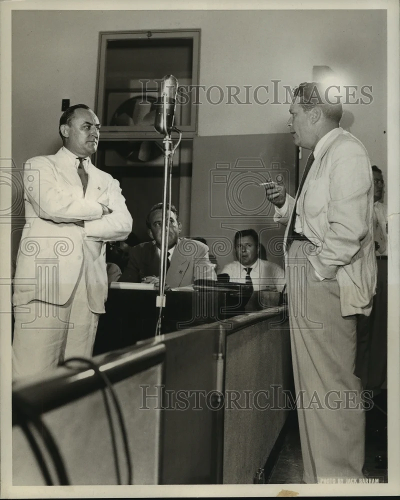 1956 Press Photo John Wisdom argues with Clem Clark over political differences