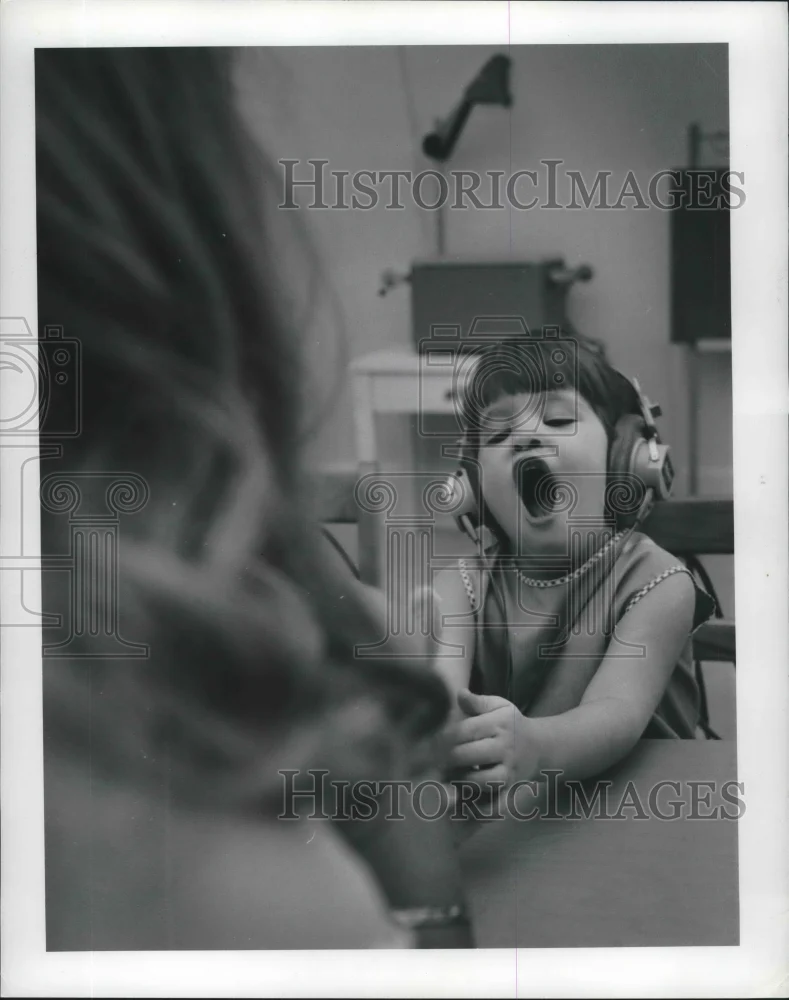 1969 Press Photo Julie Bryant, 3 years old, in a process of saying "rabbit"