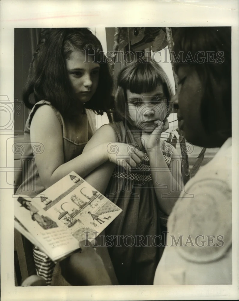 1965 Press Photo Hattie Green, homemaker, reads to Mary Dickson & Julie Bisso