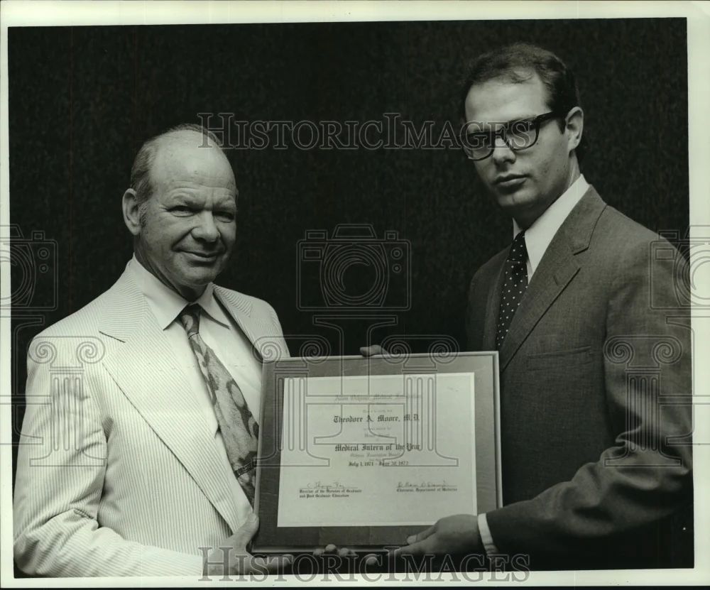 1972 Press Photo Dr. Theodore A. Moore & Dr. William D. Davis Jr. with award.