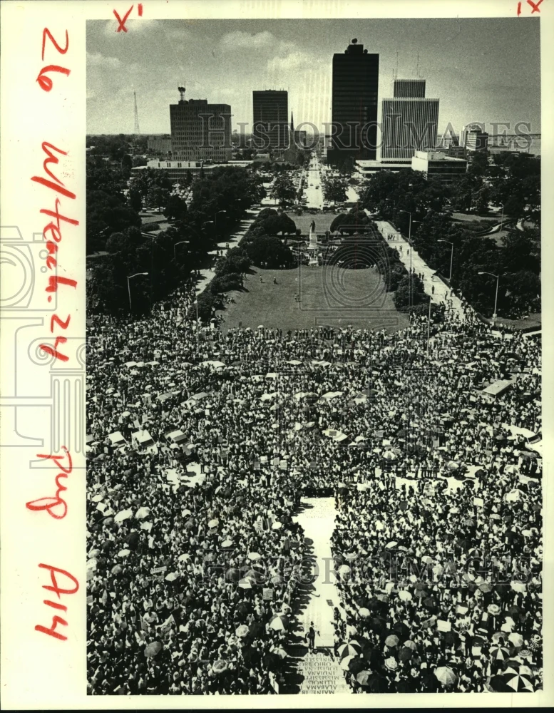 1985 Press Photo Louisiana Association of Educators members rally in Baton Rouge