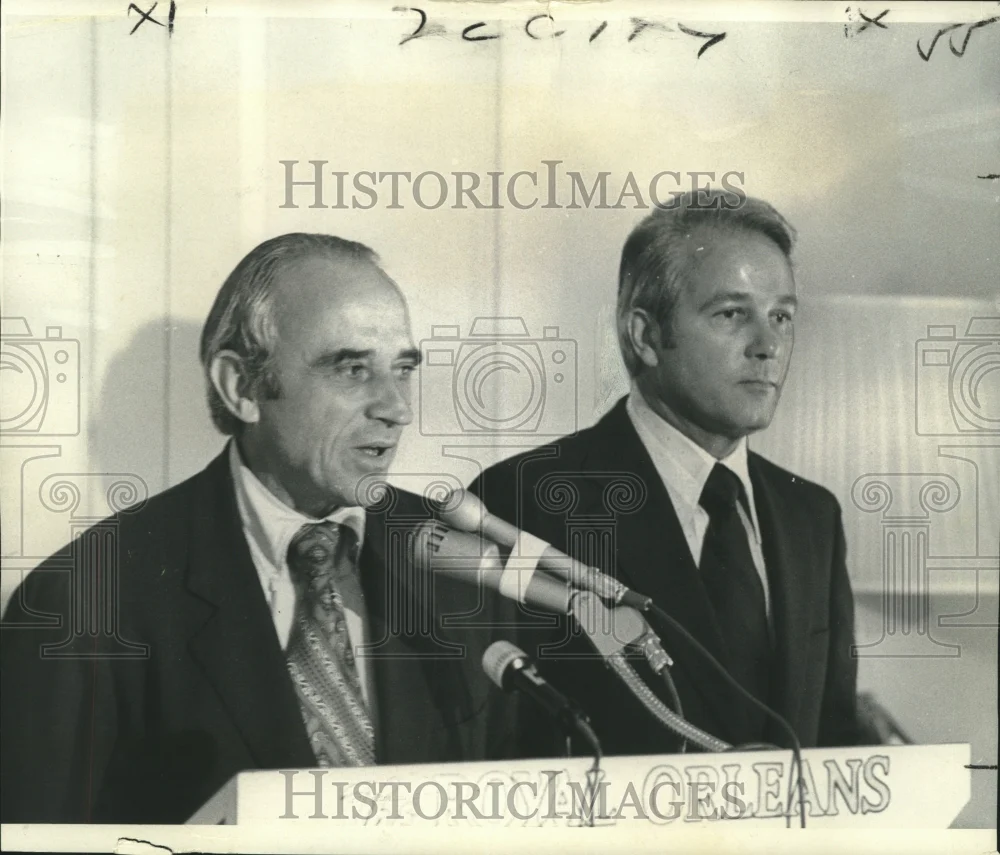 1978 Press Photo Governor Edwards hosted FPC members looking at gas and oil.