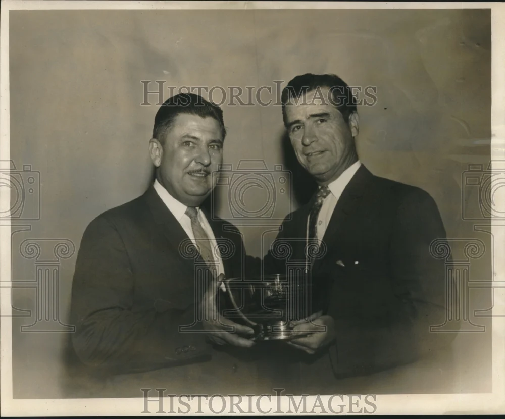 1961 Press Photo Erwin O. Dykes and Henry R. Rauber at testimonial for Mr. Dykes