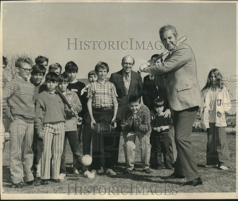 1971 Press Photo Mayor Moon Landrieu at New Orleans Kenilworth Playground