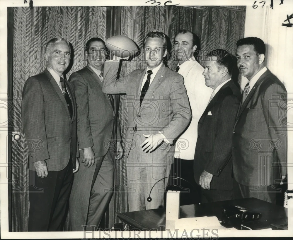 1970 Press Photo Mayor Moon Landrieu with Ted Gormely Stadium Outing Officials