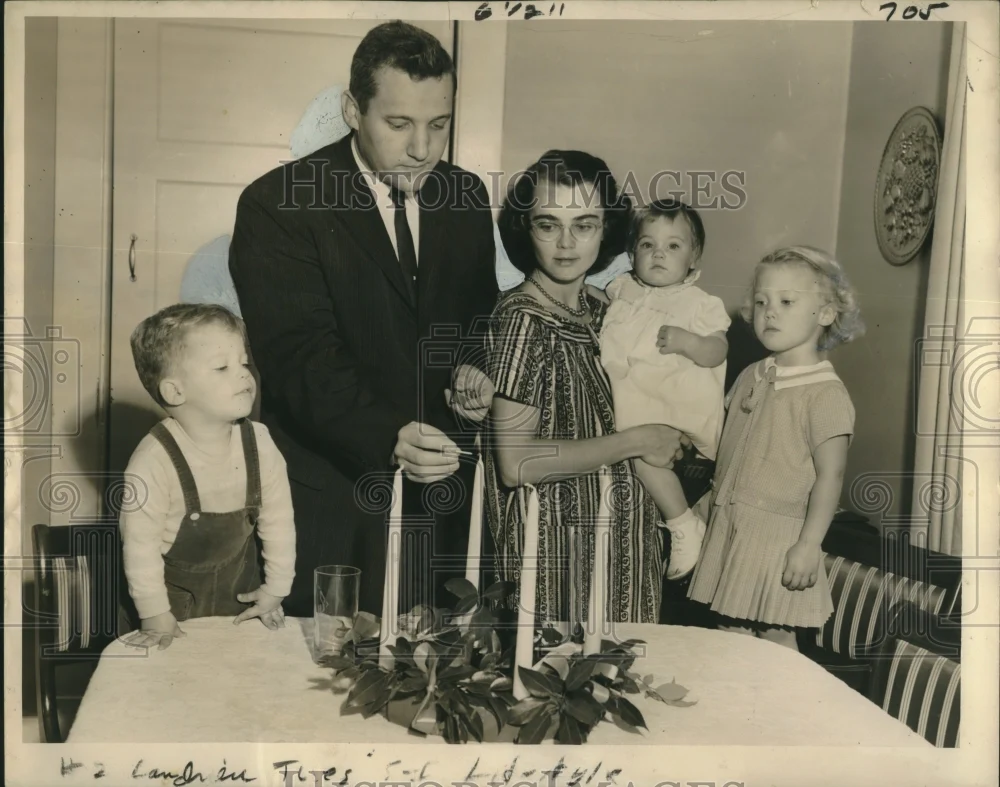 1958 Press Photo Maurice Landrieu show family how to light Advent Wreath