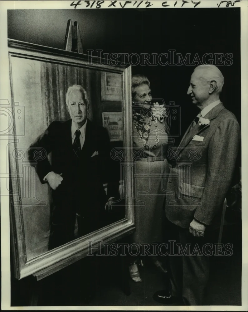 1977 Press Photo Darwin Fenner & wife admire his portrait unveiled at Tulane