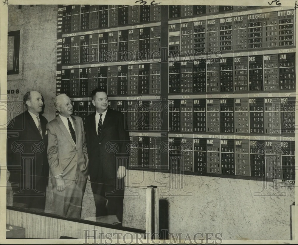1967 Press Photo Darwin Fenner & other officers view quotation board.