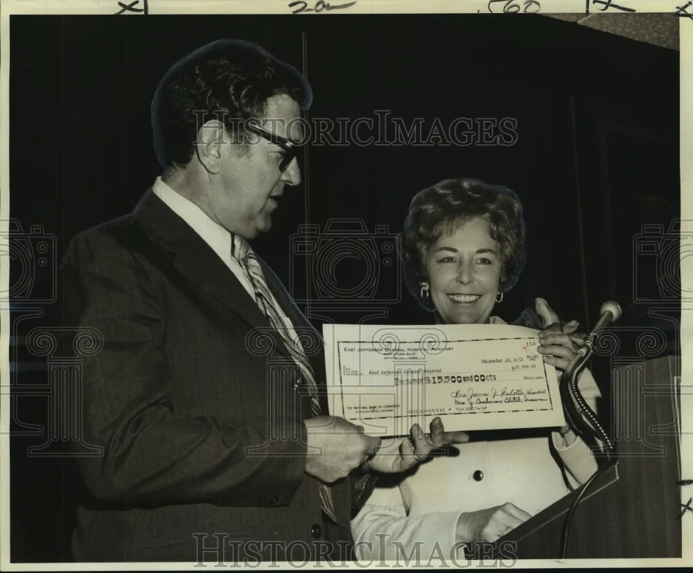 1972 Press Photo Mrs. James Culotta presents check to hospital staff Mose Ellis