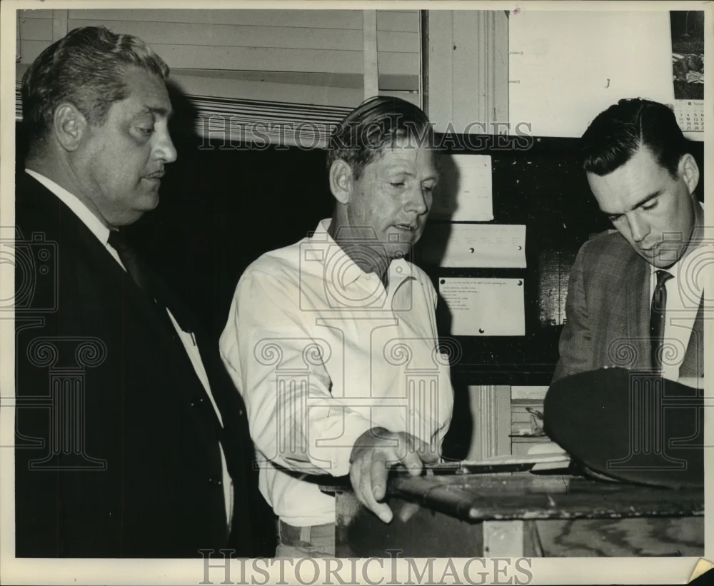 1963 Press Photo Detectives Louis Fernandez & Harold Hand booking Leon Franlin