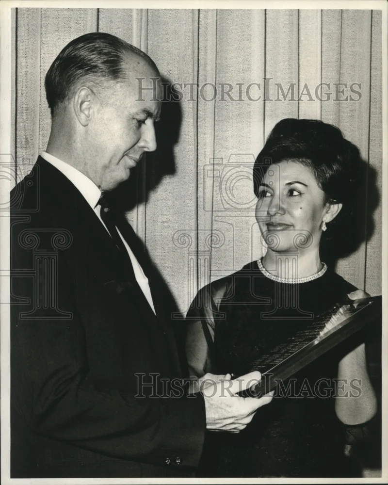 1966 Press Photo George Flanagan and Sra. Leticia Herrera de Abadia at seminar