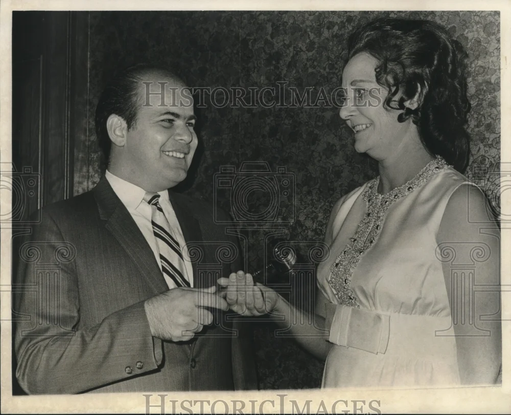 1970 Press Photo Greg Lomando, old president passes gavel to Margaret Fitzgerald