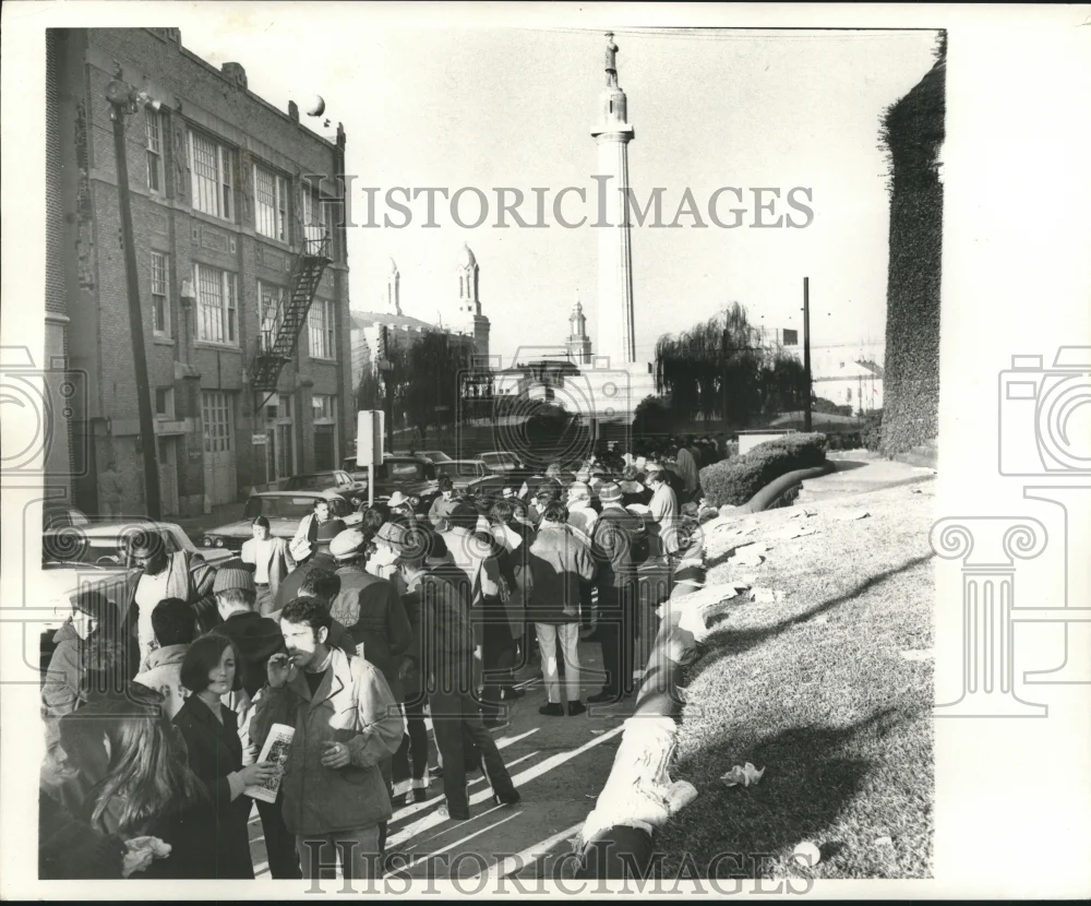 1969 Press Photo A huge crowd converging in Lee Circle on Howard Avenue