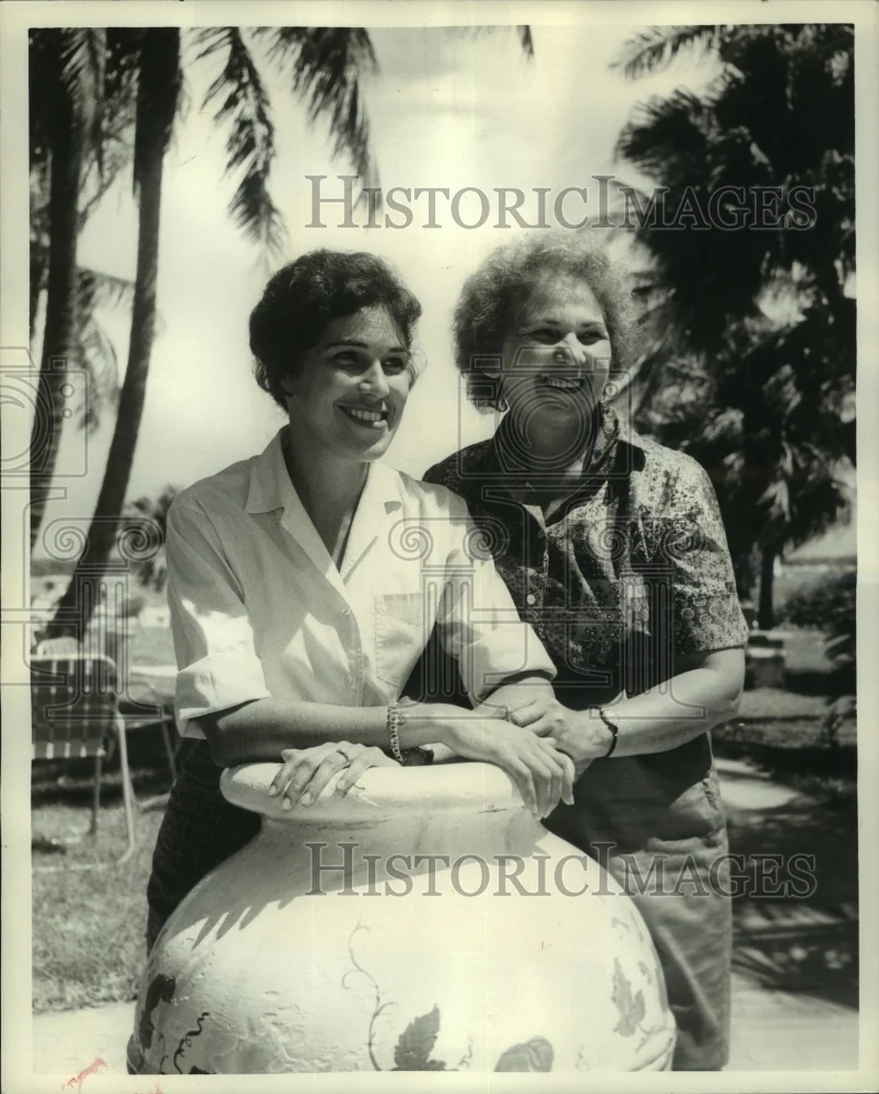 1960 Press Photo Mrs. Felix J. Gasser and daughter Betty, vacationing in Nassau
