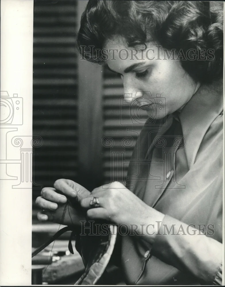 1972 Press Photo Barbara Grandsart refurbishes old saddles handswen - nob18917