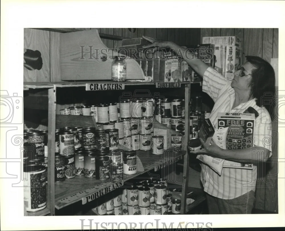 1993 Press Photo Claire Blanchard grabs groceries, Good Samaritan Center