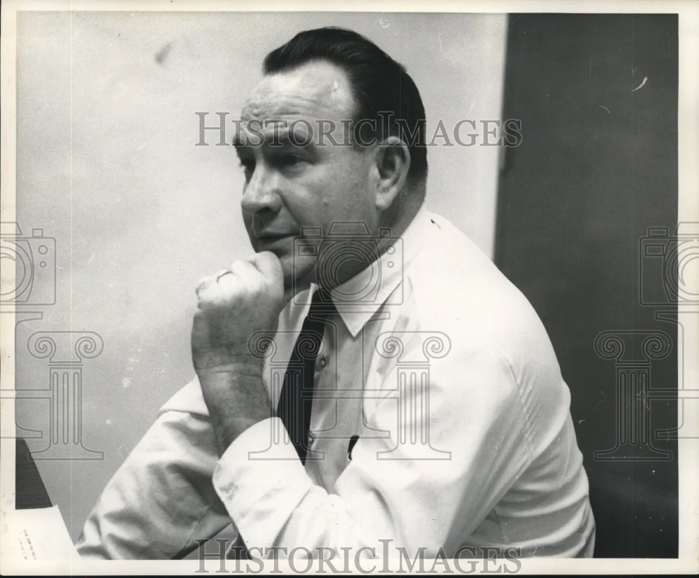 1968 Press Photo George Gibson with his hand on his chin, Jefferson - nob21212