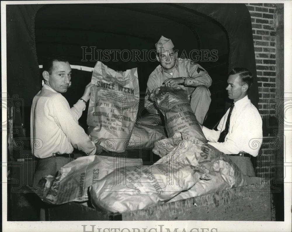 1957 Press Photo Goodwill Industries members collect clothe for Smile Week event