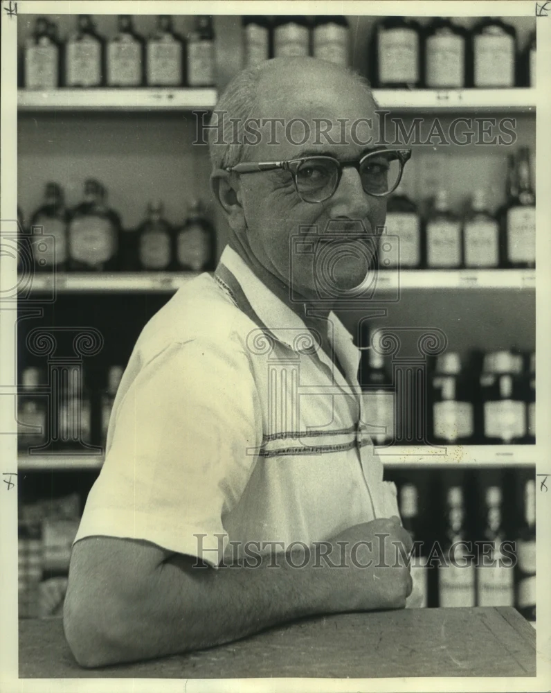 1960 Press Photo Liquor store operator Vincent joins his brothers for bowling