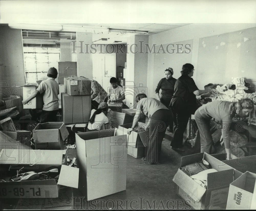 1976 Press Photo Guatemala Relief Aid members packing up supplies to be shipped