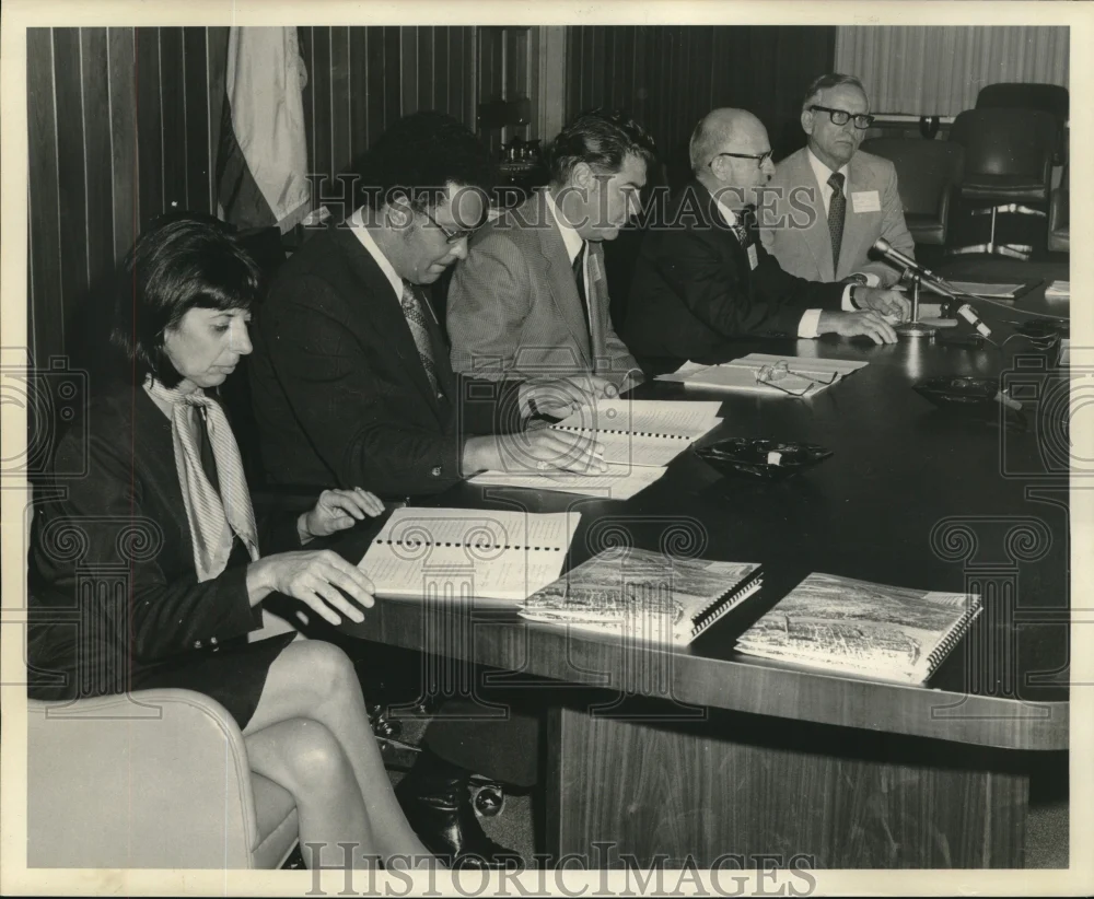1973 Press Photo Clarence Giarrusso and others during conference - nob26751
