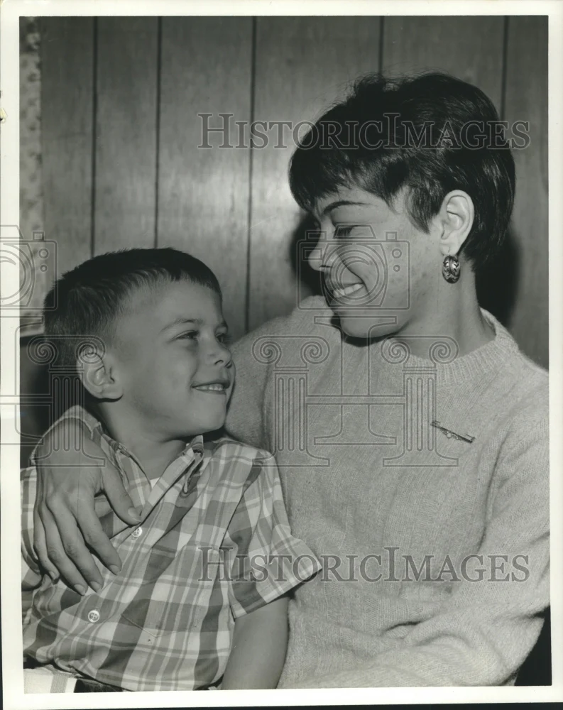 1969 Press Photo Mrs. Sonia Hanft and her son Michael. - nob27877