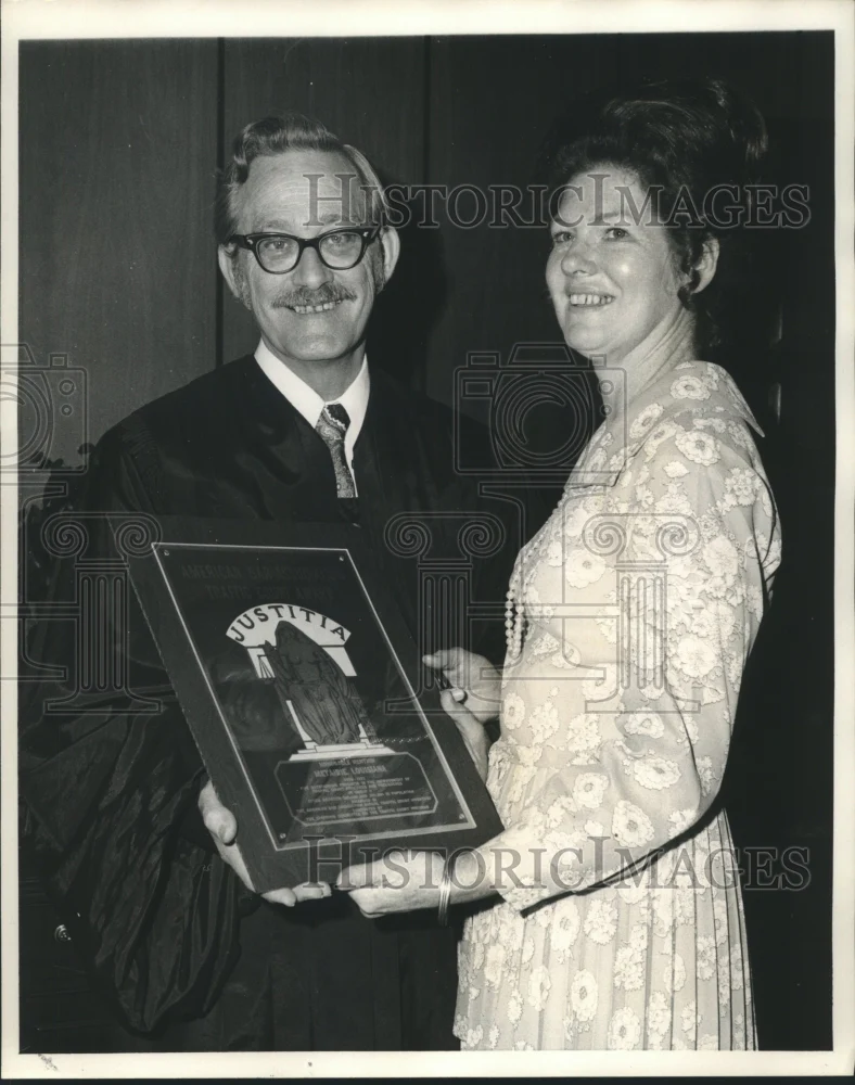 1971 Press Photo Judge & Mrs. Cyril J. Gracianette with American Bar Assn. Award