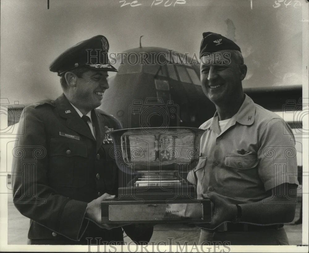 1970 Press Photo Colonels William Hathaway and Hilliard Kelly of Airlift Wing