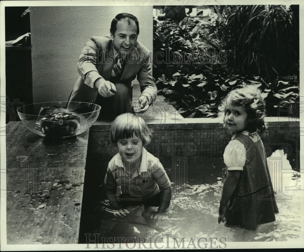 1978 Press Photo Youngsters assist Hilton general manager collect fountain coins