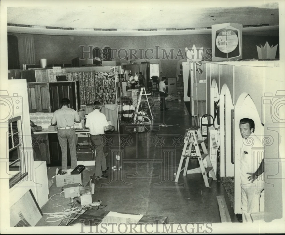1973 Press Photo Louisiana-Setting up a Home and Garden Show - nob35955