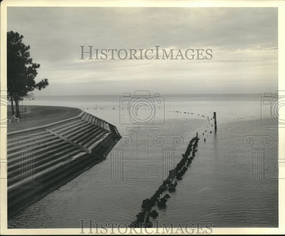 1961 Press Photo Removal of row pilings in Lake Pontchartrain - nob36660