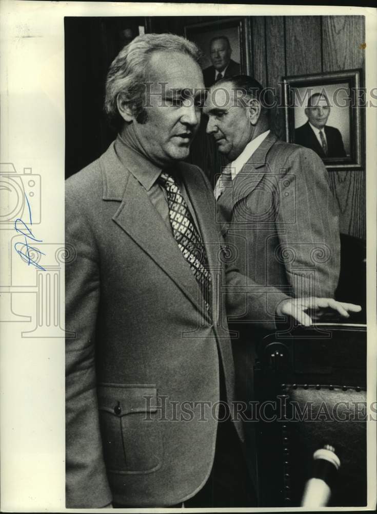 1972 Press Photo Clark Hoffpauer and H.C. Wright at Louisiana Wild Life office
