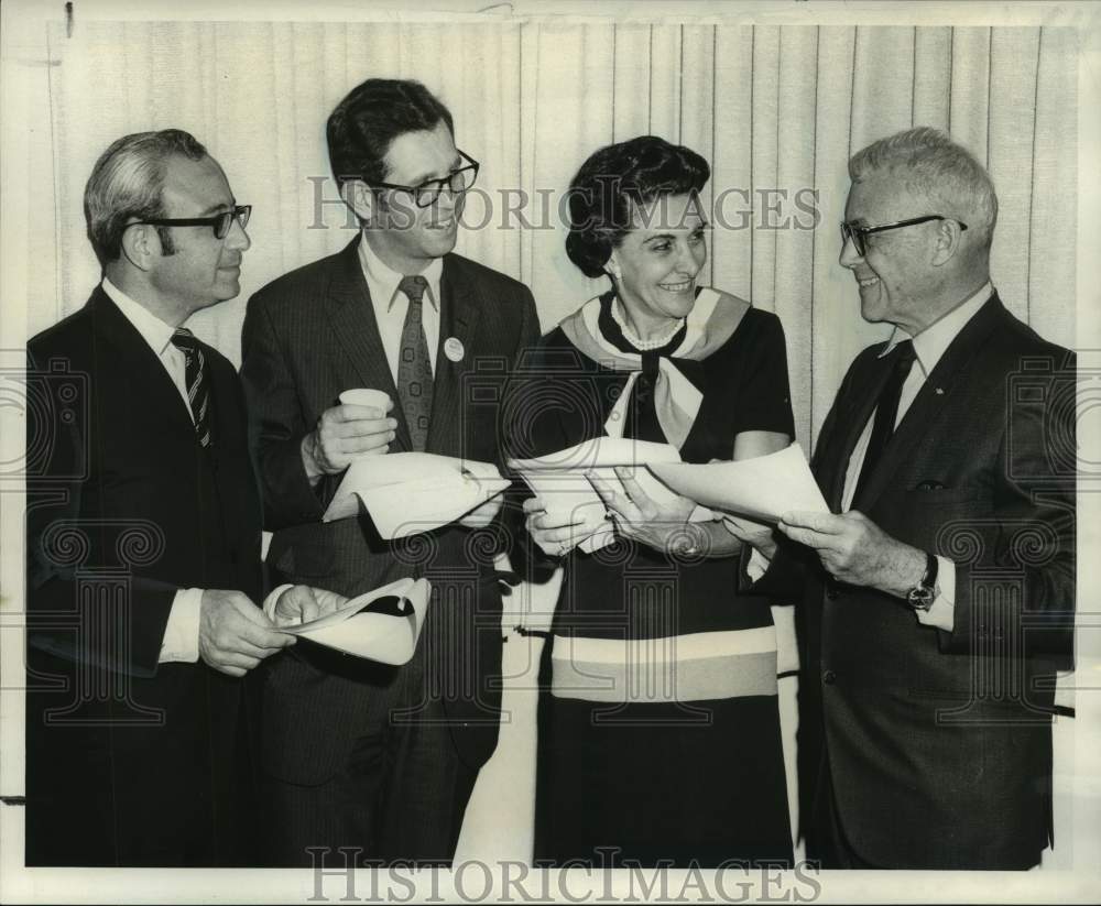 1970 Press Photo Rabbi Victor Hoffman and others plan for Passover seder