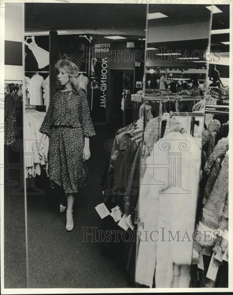 1978 Press Photo Hollywood Shop manager Liz Lee at the Lakeside Shopping Center