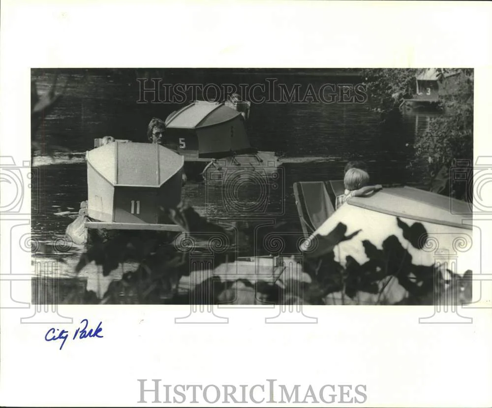 1978 Press Photo Residents on paddle boats at City Park Lagoon during Labor Day