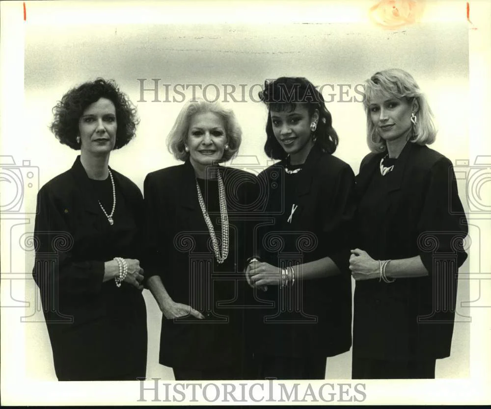 1987 Press Photo Monet Fashion Jewelry at D.H. Holmes Lakeside Shopping Center
