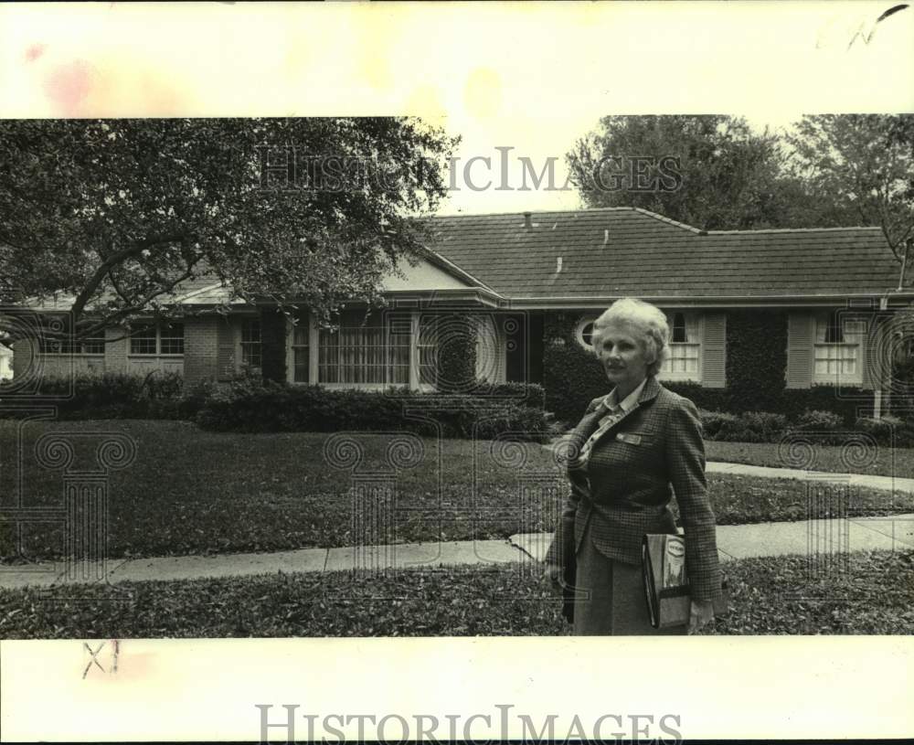 1978 Press Photo Gerry Manning in front of one of Oak Park's Ivy-Colored Homes