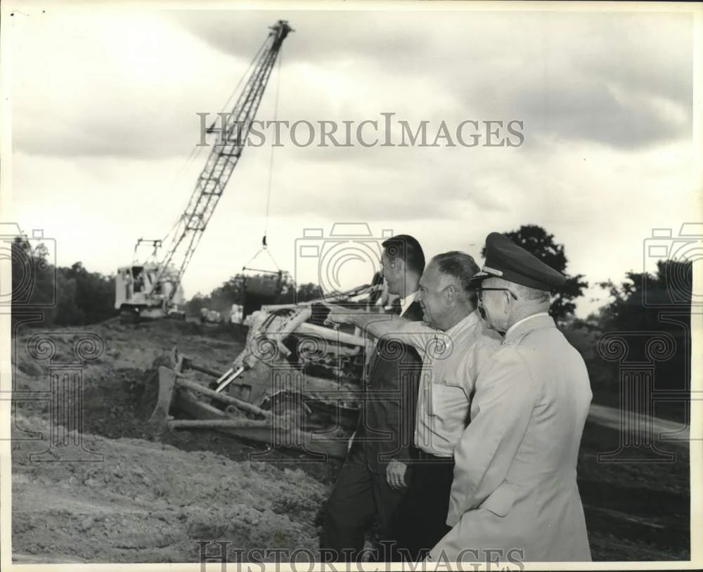 1964 Press Photo Group at Mississippi River levee viewing construction