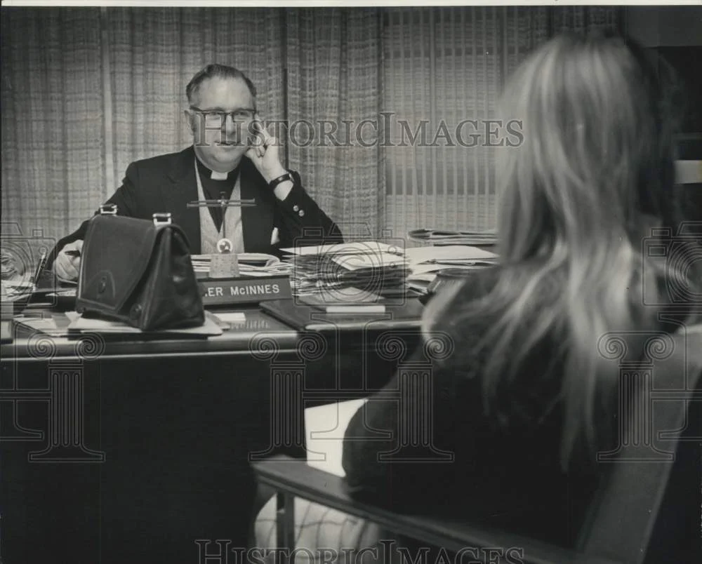 1973 Press Photo The Rev. V. Ambrose McInnes counsels a young woman in pre-Cana