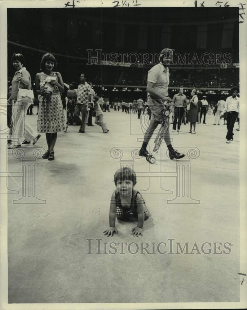 1975 Press Photo Crowds exploring at Louisiana Superdome open house - nob80718